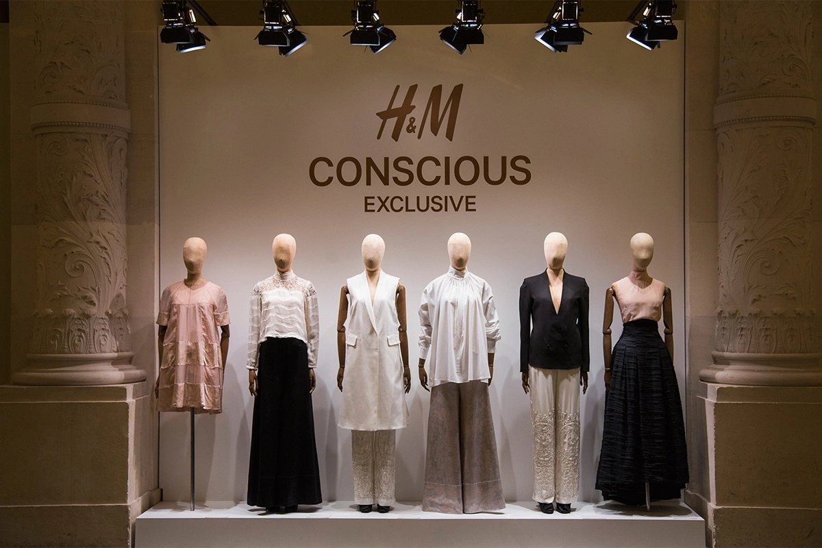 Escaparate de una tienda de H&M promocionando la colección "Conscious"